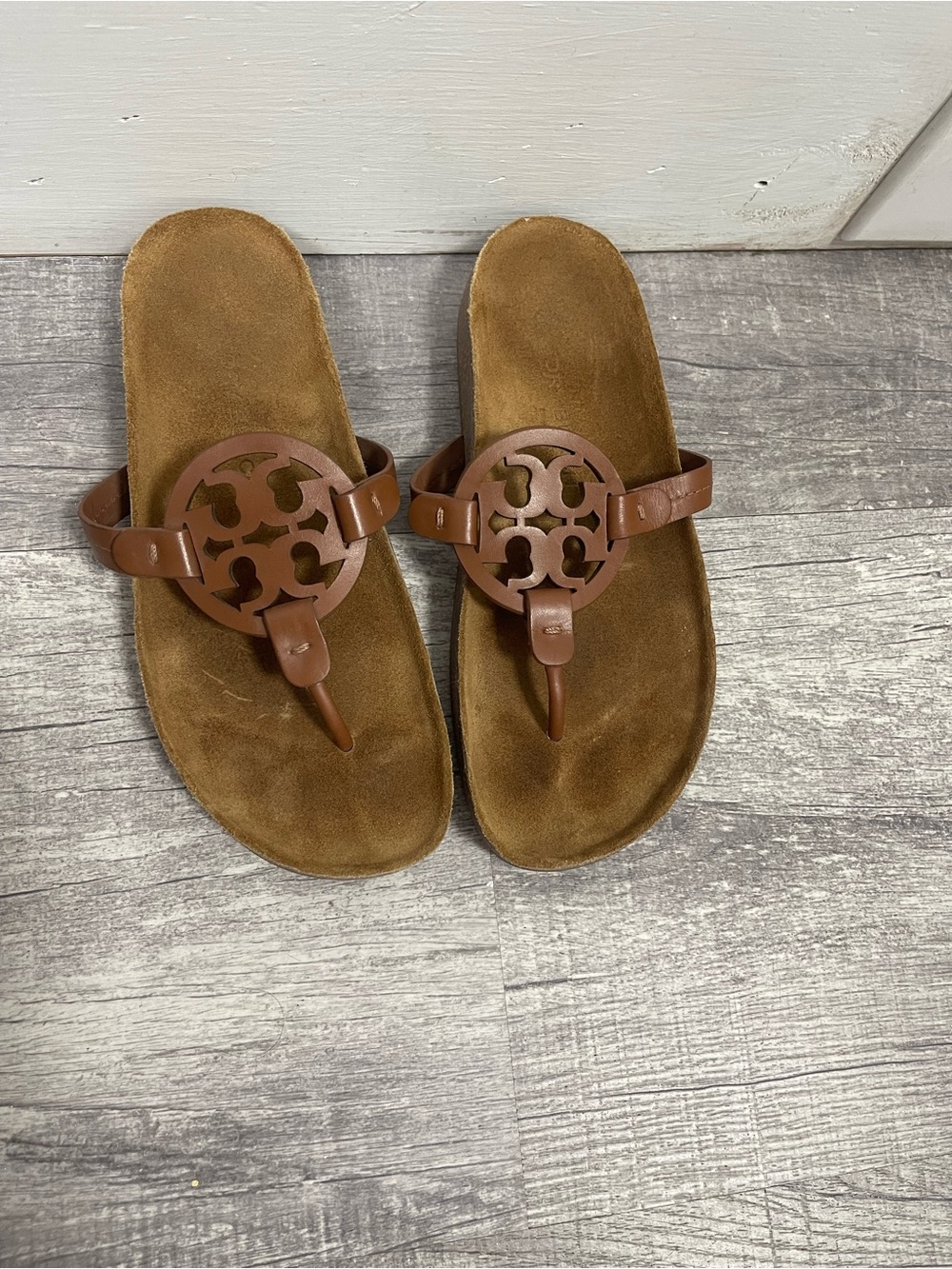 Tory Burch Brown Leather Miller Logo Thong Sandals excellent condition sz 7.5